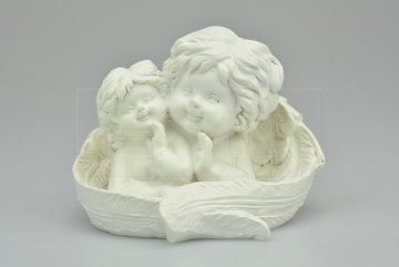Plastoví andělíčci v košíku z křidélek (10x9cm)