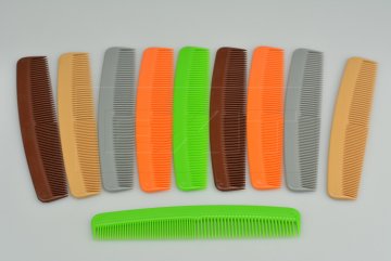 Set 10ks plastových barevných hřebenů (18cm)